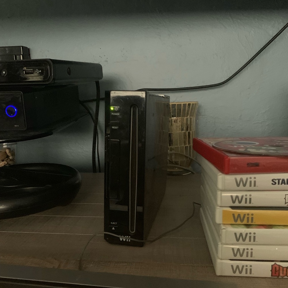 Nintendo Wii Console - Picture 2 of 8